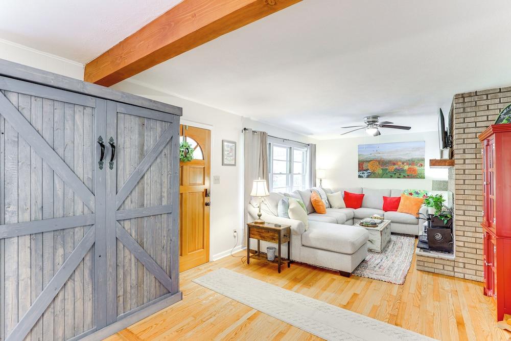 Fire Pit & Game Room: Family Home in Marshall