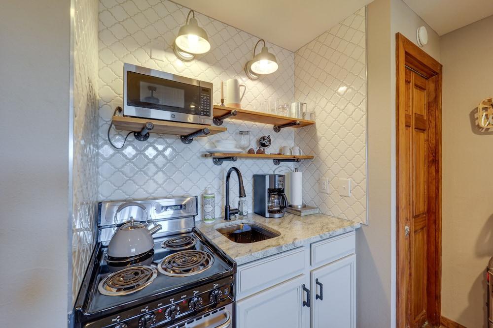 Cozy Studio w/ Mountain Views by Blowing Rock