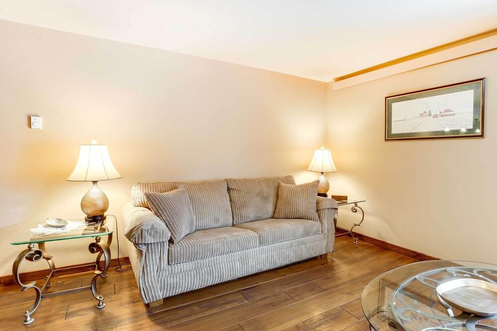 Modern Deadwood Apt With Mountain Views & Grill!