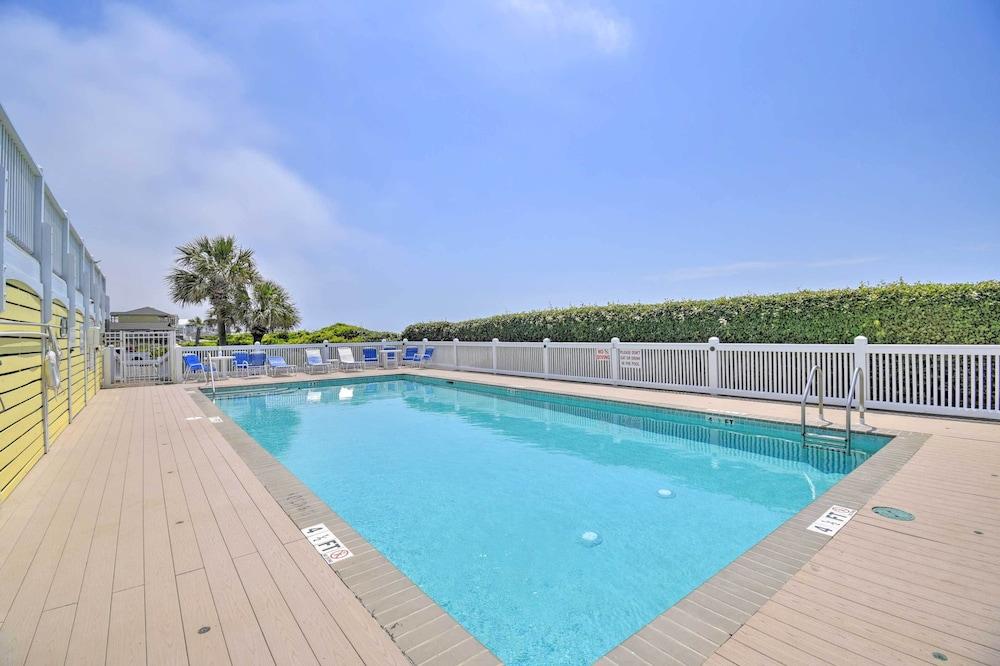 Breezy Holden Beach Escape w/ Shared Pool!