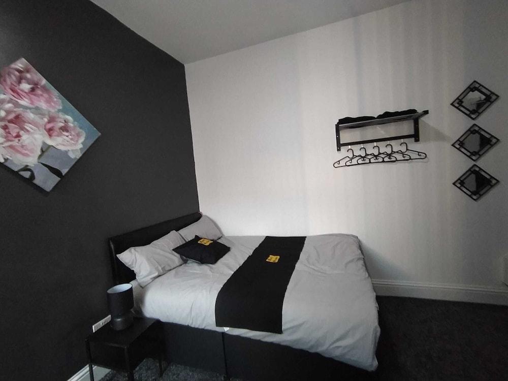 Black Ocean Holiday Apartments