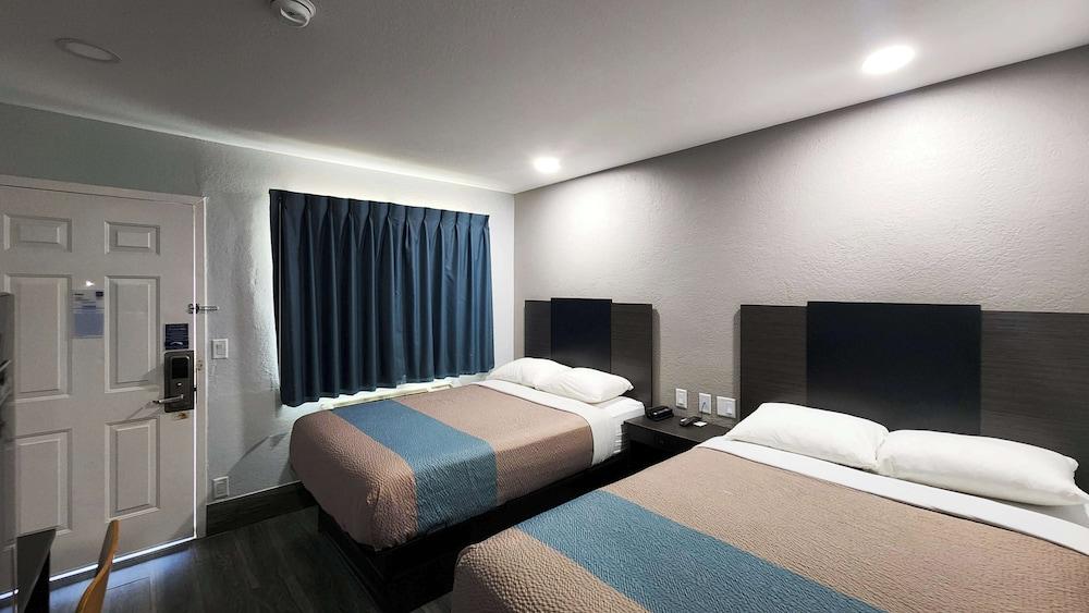 Studio 6 Galveston, TX