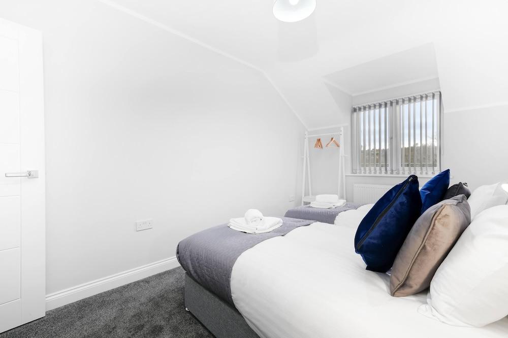 2 Bdrm Penthouse with parking Wycombe