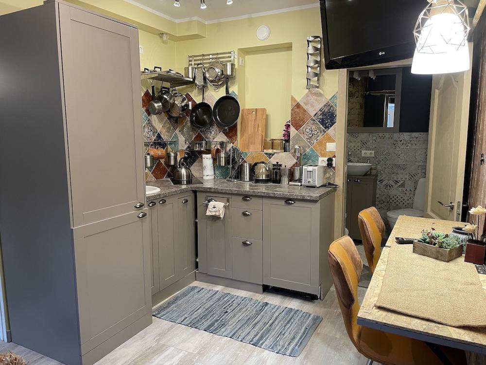 Exquisite 1Br/Ba Apt w/Free Parking in City Center