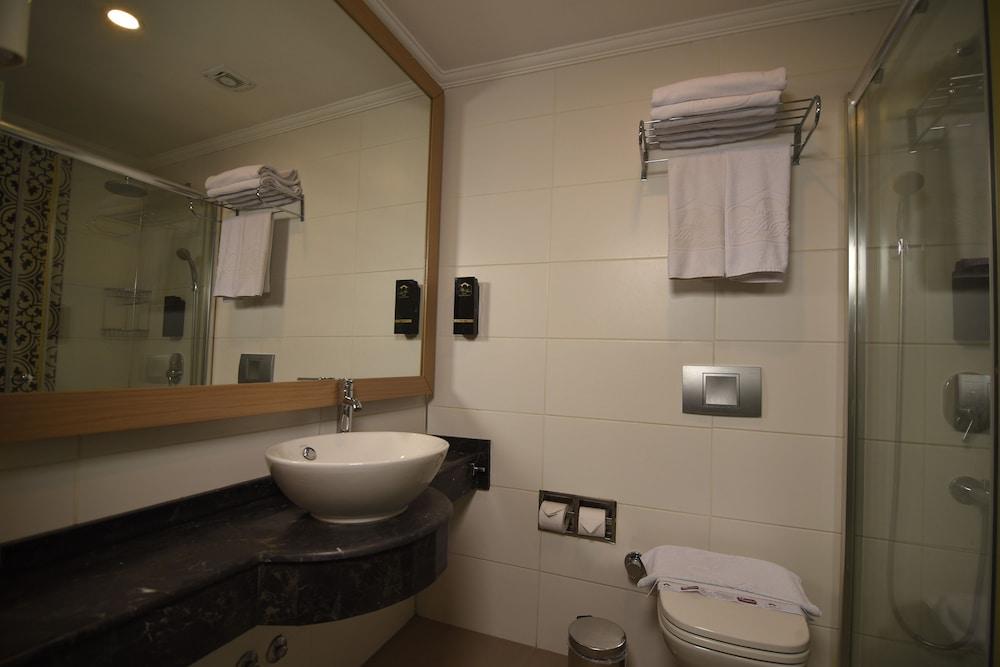 Colorful Studio Flat with POOL EMP 105