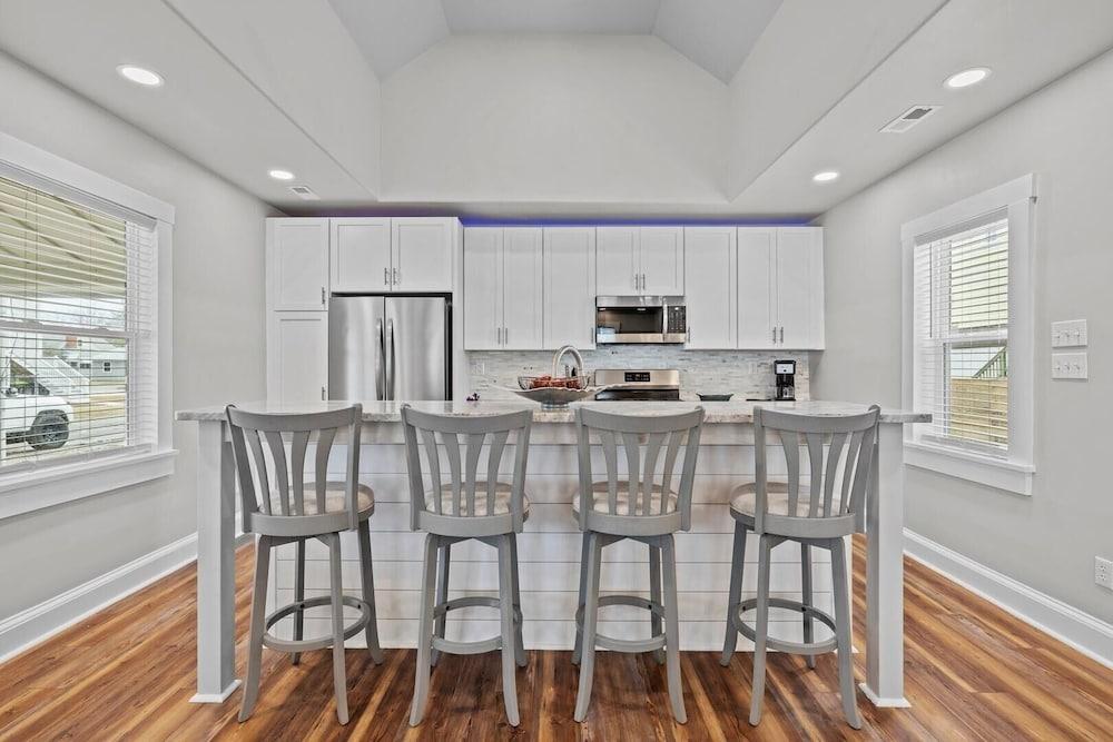 Conch's Point Cottage 2 Bedroom Home by RedAwning