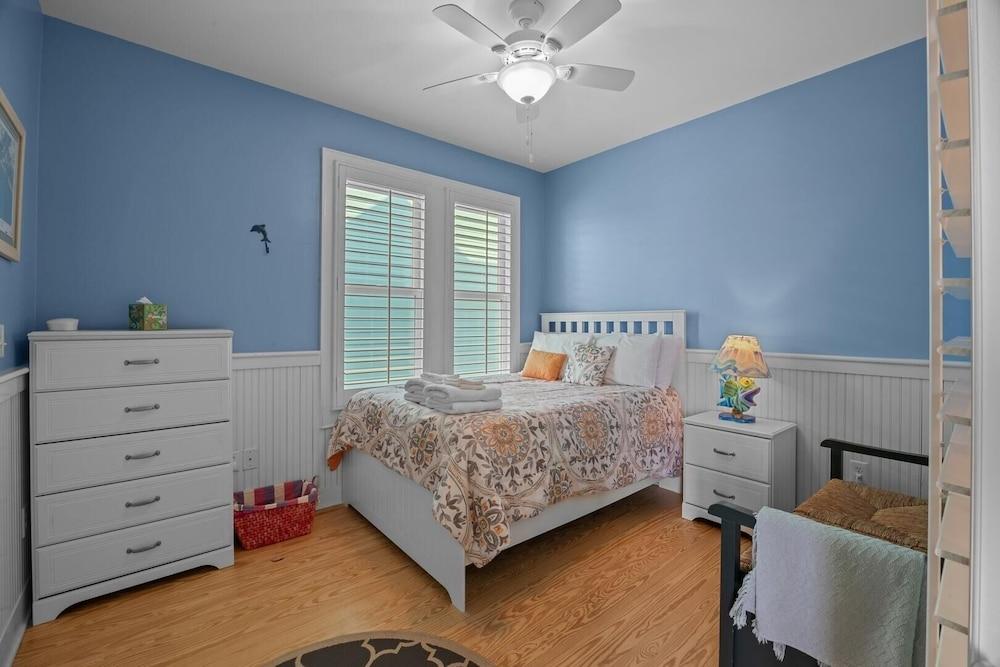 Dolphin Dreams 5 Bedroom Home by RedAwning