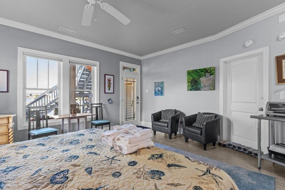 Bridgeview On Broad 1 Bedroom Home by RedAwning