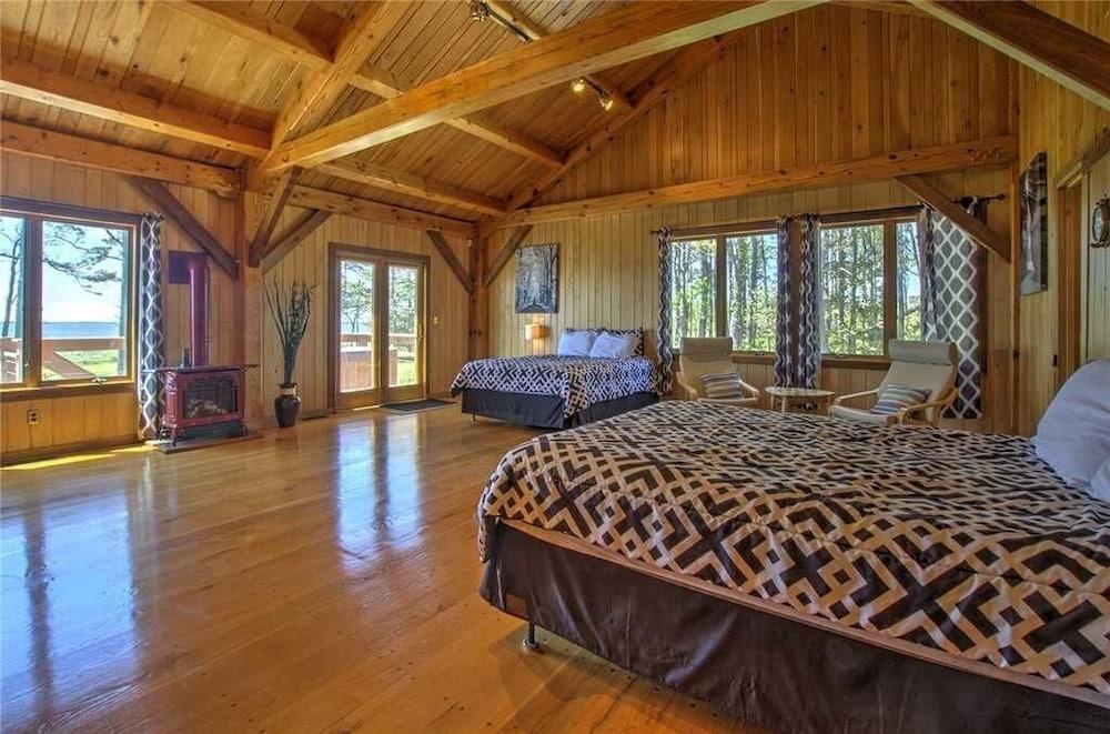 Nautical Getaway 3 Bedroom Home by RedAwning