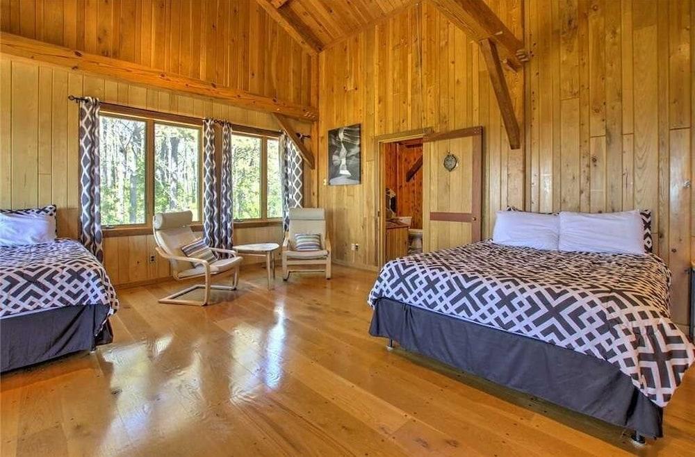 Nautical Getaway 3 Bedroom Home by RedAwning