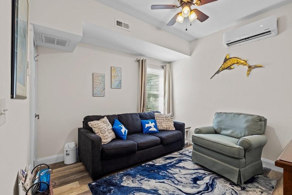 Mi Faro 1 Bedroom Duplex by RedAwning