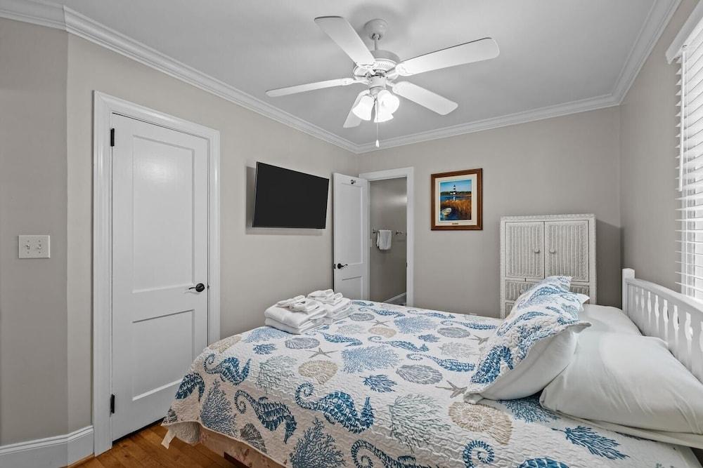 Creek Watch 4 Bedroom Home by RedAwning