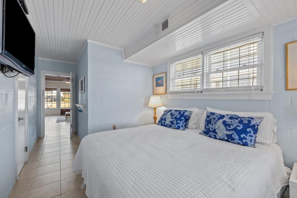 Blount Cottage 5 Bedroom Home by RedAwning