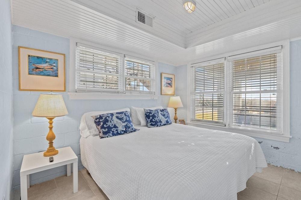 Blount Cottage 5 Bedroom Home by RedAwning