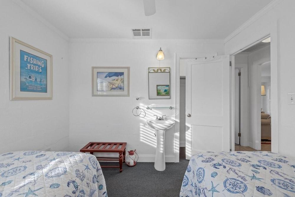 Salt Life 3 Bedroom Home by RedAwning