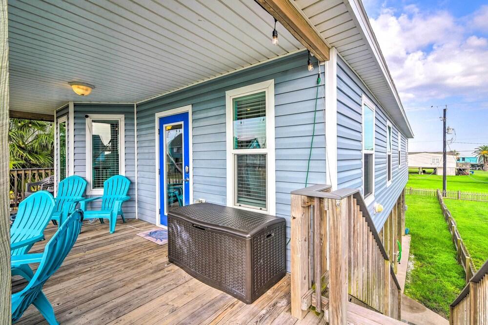 Colorful Freeport Beach Home: 1/2 Mi to Shore