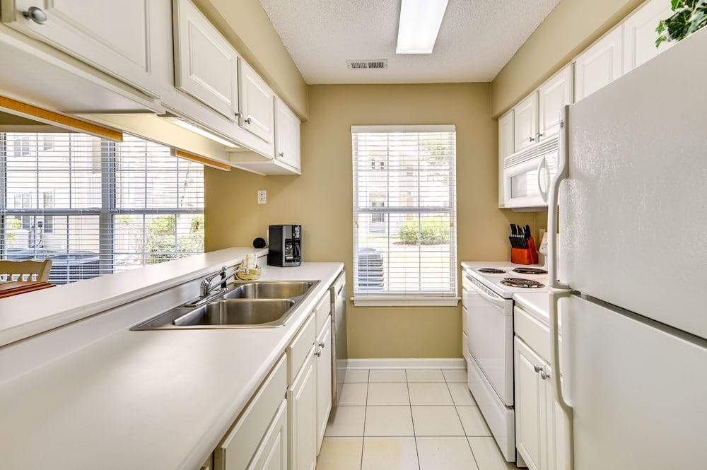 Myrtle Beach Condo w/ Pool: Near Golf & Mall!