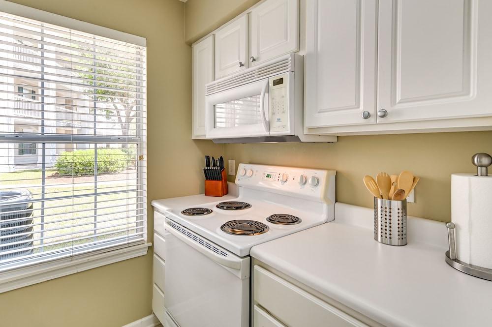 Myrtle Beach Condo w/ Pool: Near Golf & Mall!
