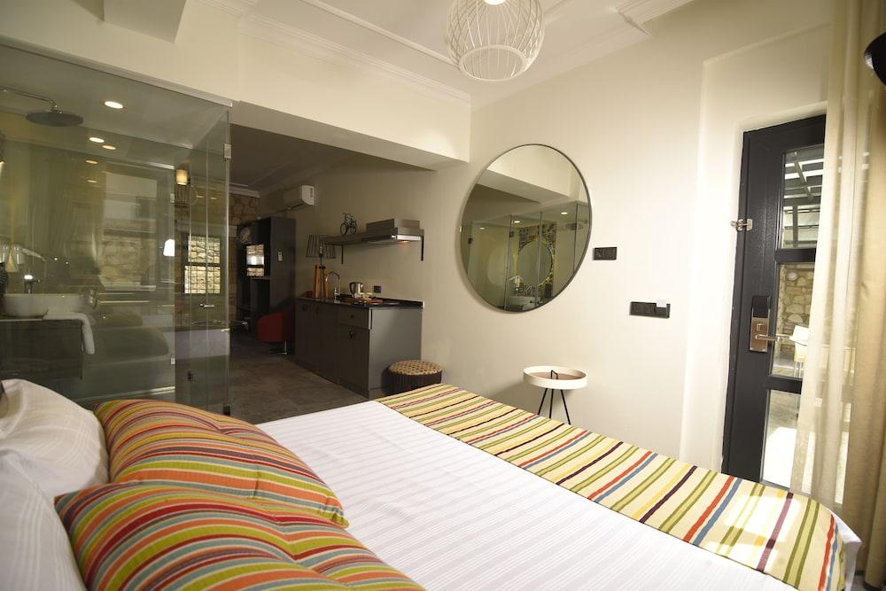 Warm Studio Flat with Patio LOTUS