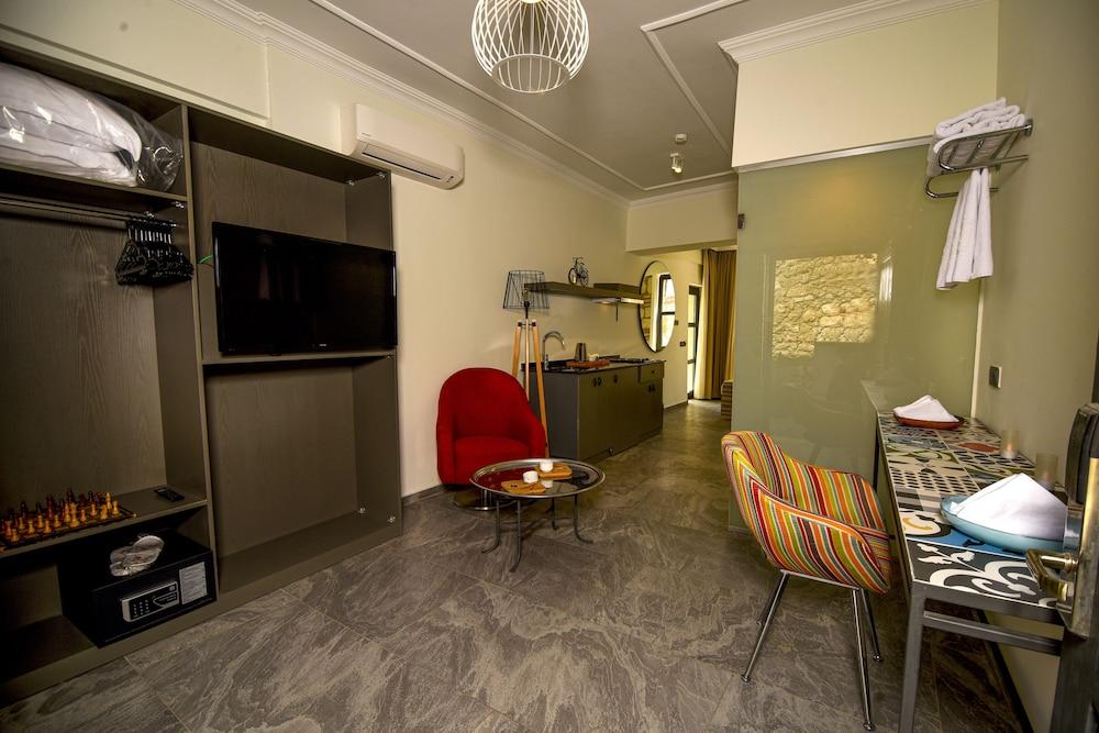 Warm Studio Flat with Patio LOTUS