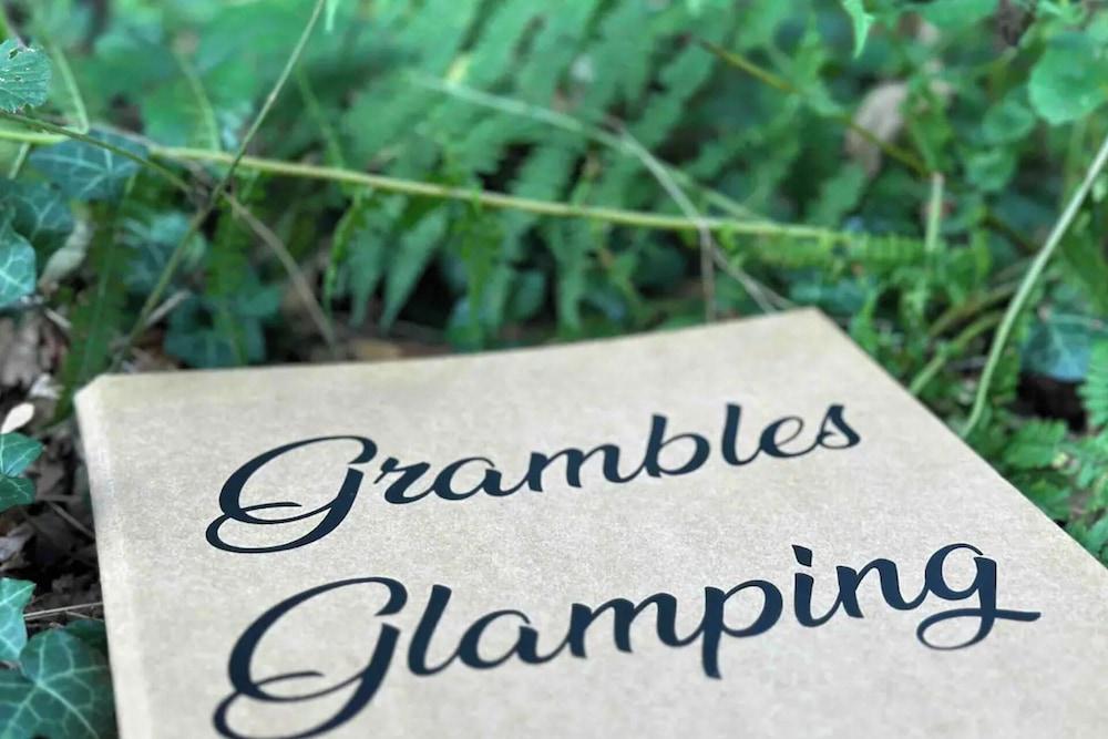 Shepherd's Hut - Sleeps 2 - Pet Friendly - Parking