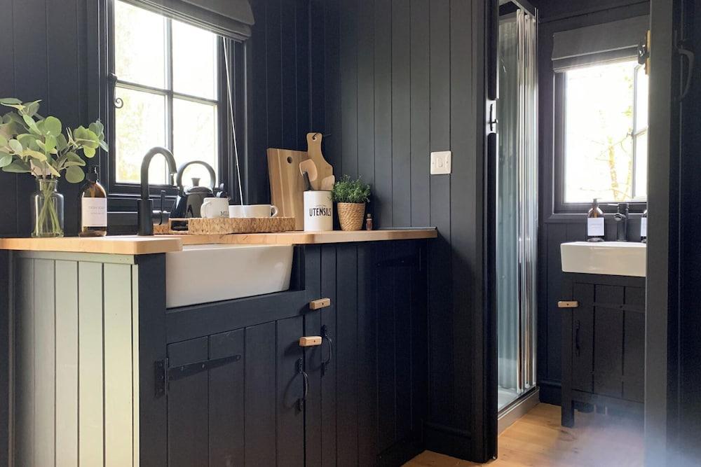 Shepherd's Hut - Sleeps 2 - Pet Friendly - Parking