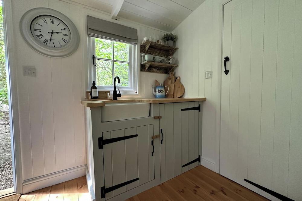Shepherd's Hut - Sleeps 2 - Pet Friendly - Parking