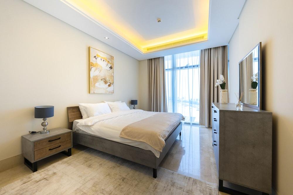 Spacious beachfront 2 bedroom apartment