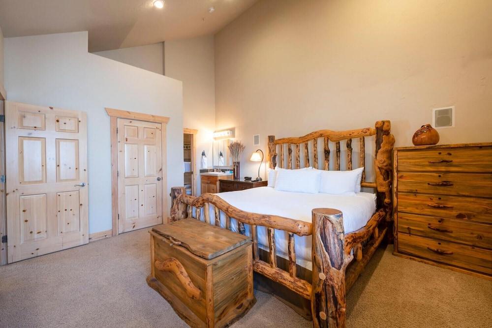 Timberwolf Lodge 2A by Lespri Management