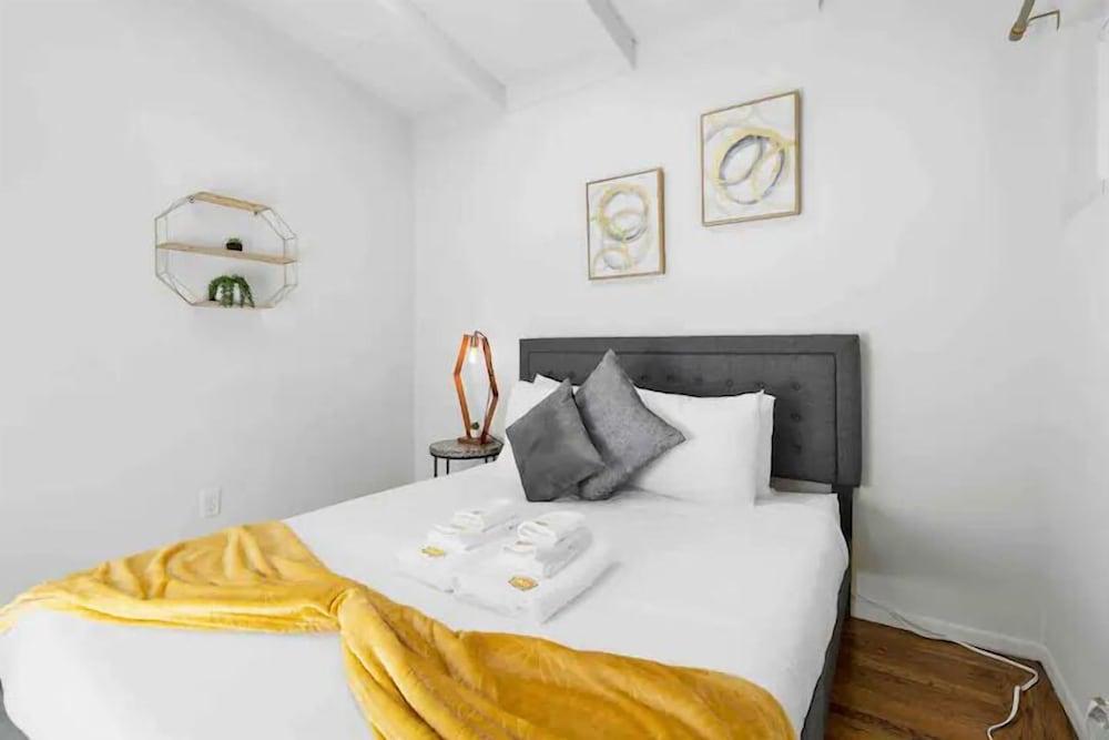 Mid Century Garden View Home Parking