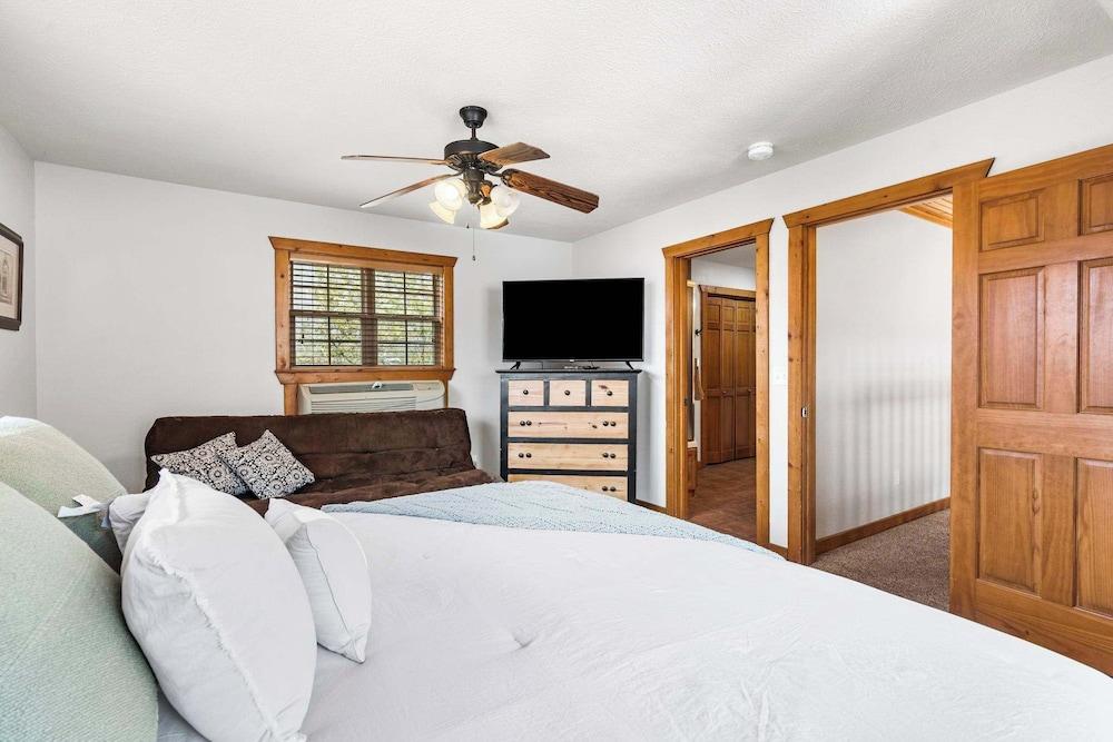 Whispering Creek - In the Heart of Ozarks, Near DT!