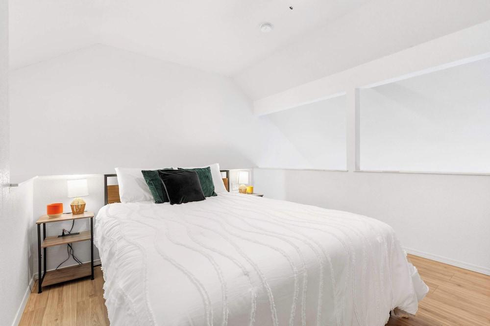 Our Landing Place - Access to Pool!