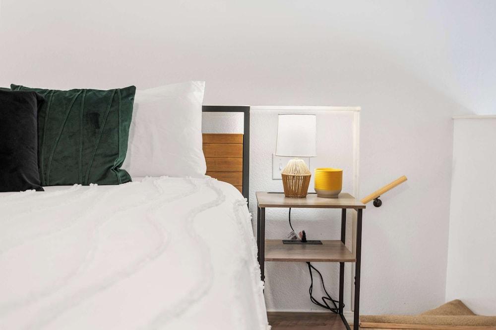 Our Landing Place - Access to Pool!