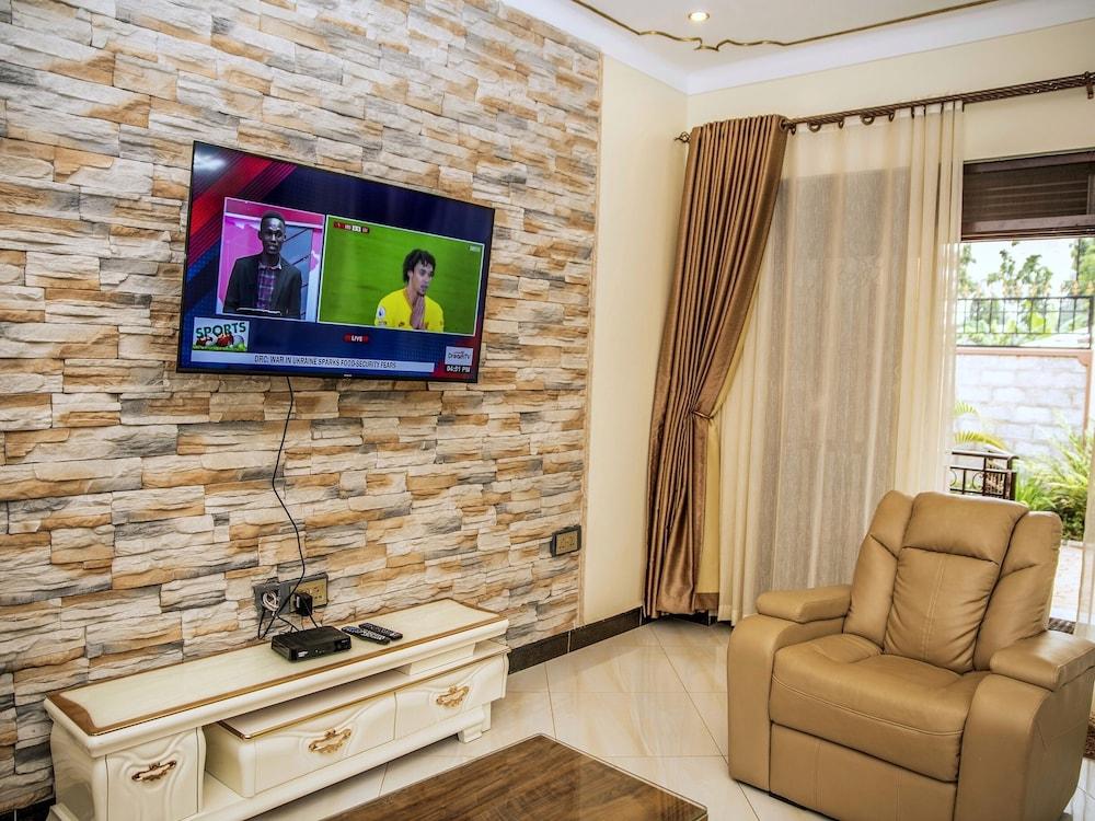 2 Bed - Sleeps 4 - Parking - 20 min to Airport