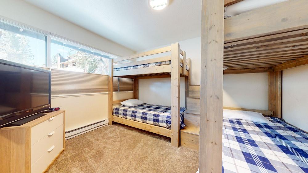 Mid Century Modern Cabin - Walk to Village!