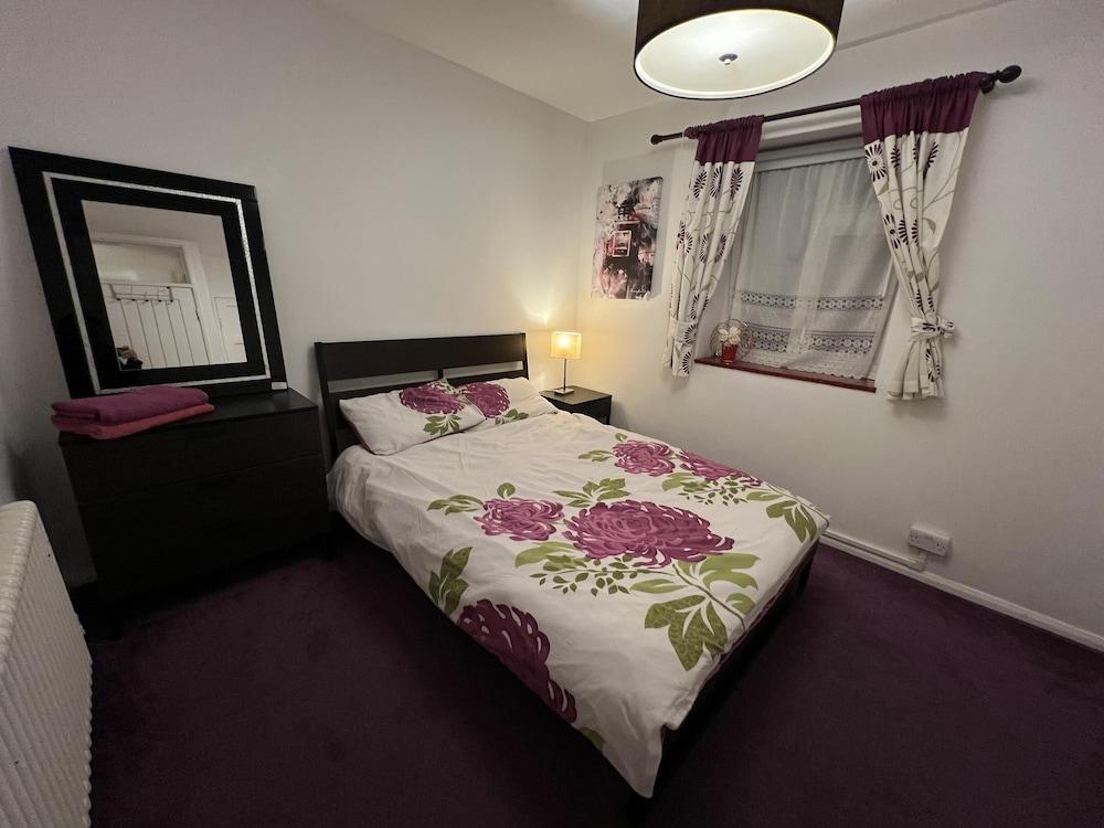 Specious 2 x Double Bedroom Flat in London E18