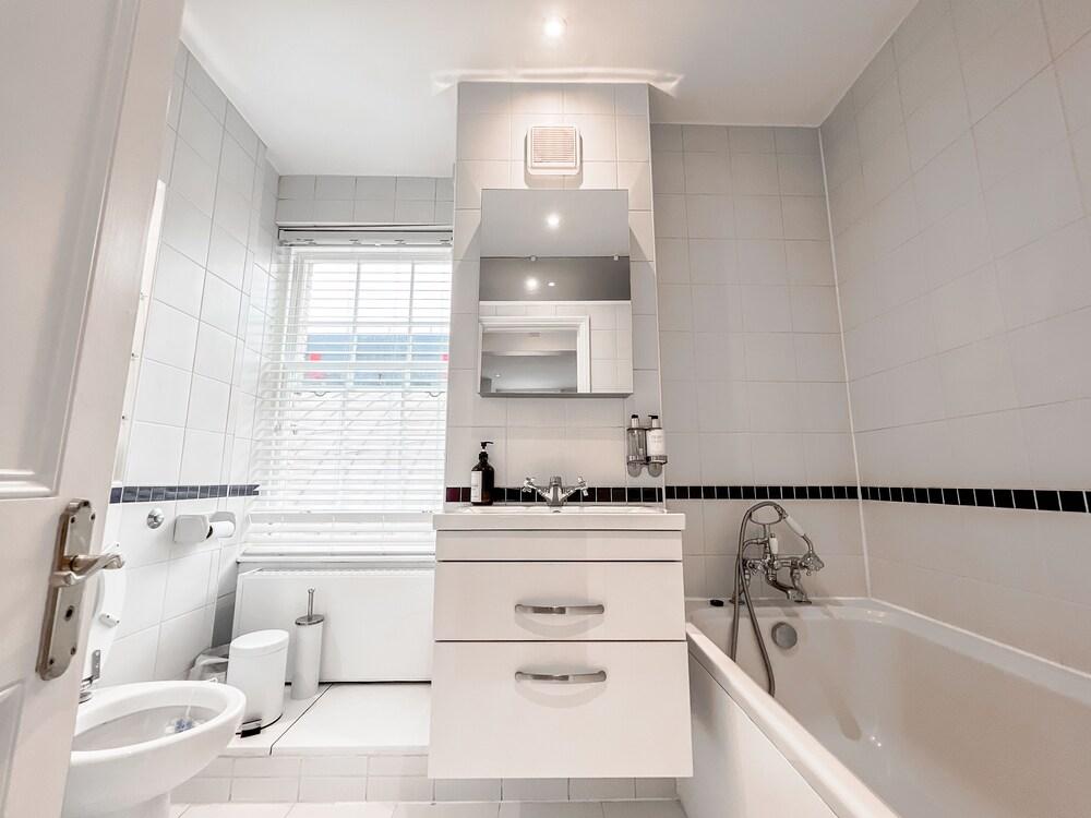 Beautiful & Historic Victoria 3brs Retreat With AC