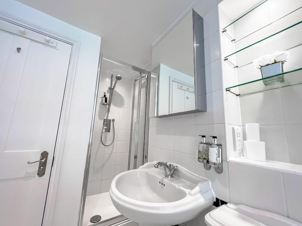 Beautiful & Historic Victoria 3brs Retreat With AC