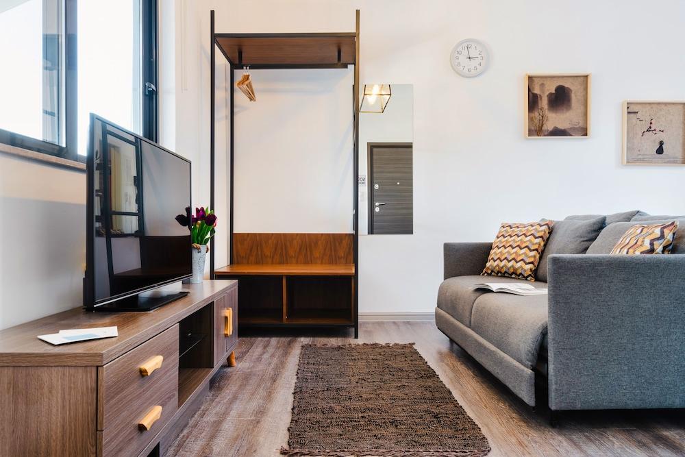 Sanders Home Suites - Cheerful Downtown Studio