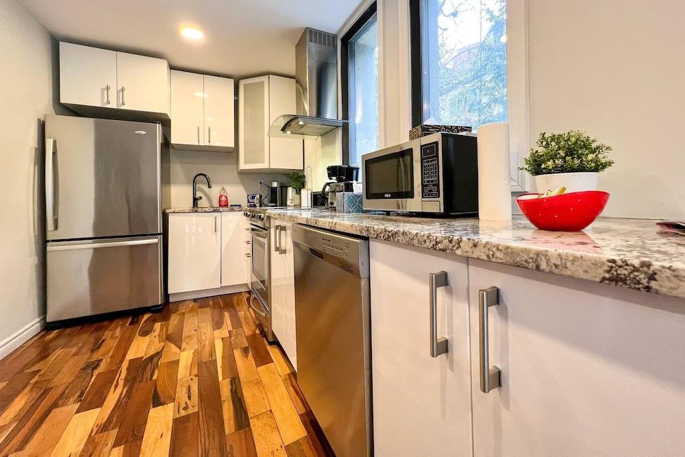 Chic Townhome With Garage Dt Mtl