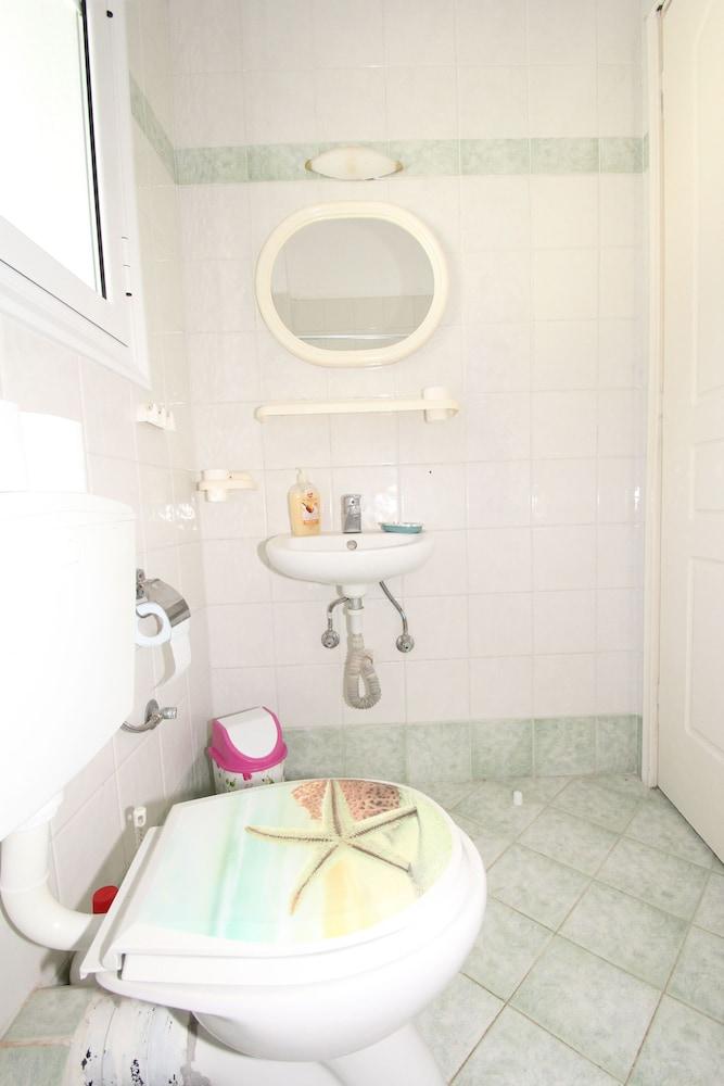 Room-pelagos Studios by Frangki