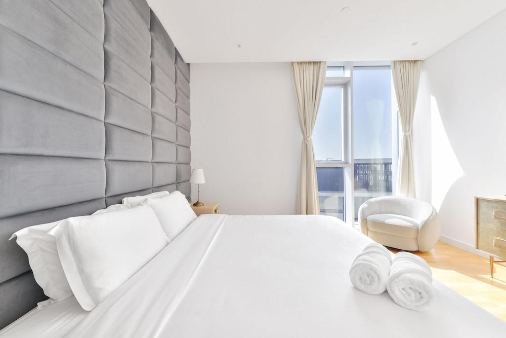 Premium 2 plus1BR condo Bluewater Island