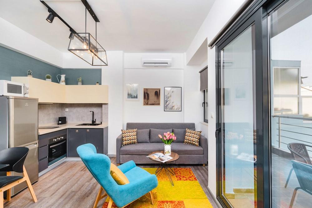 Sanders Home Suites - Bright Downtown 2-bdr. Apt