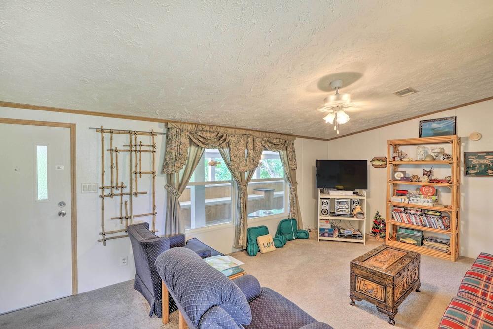 Bright Steinhatchee Home: Proximity to Ocean!