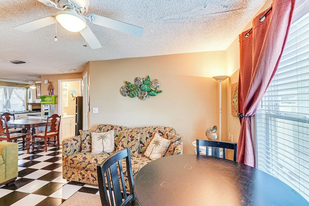 Cozy PCB Cottage ~ 1 Block to Beach!