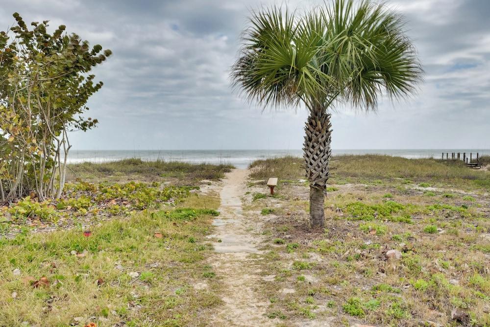 Cozy Ormond Beach Bungalow: Steps to the Sand