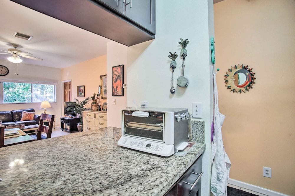 Idyllic Apt w/ Pool Access - Walk to Beach!