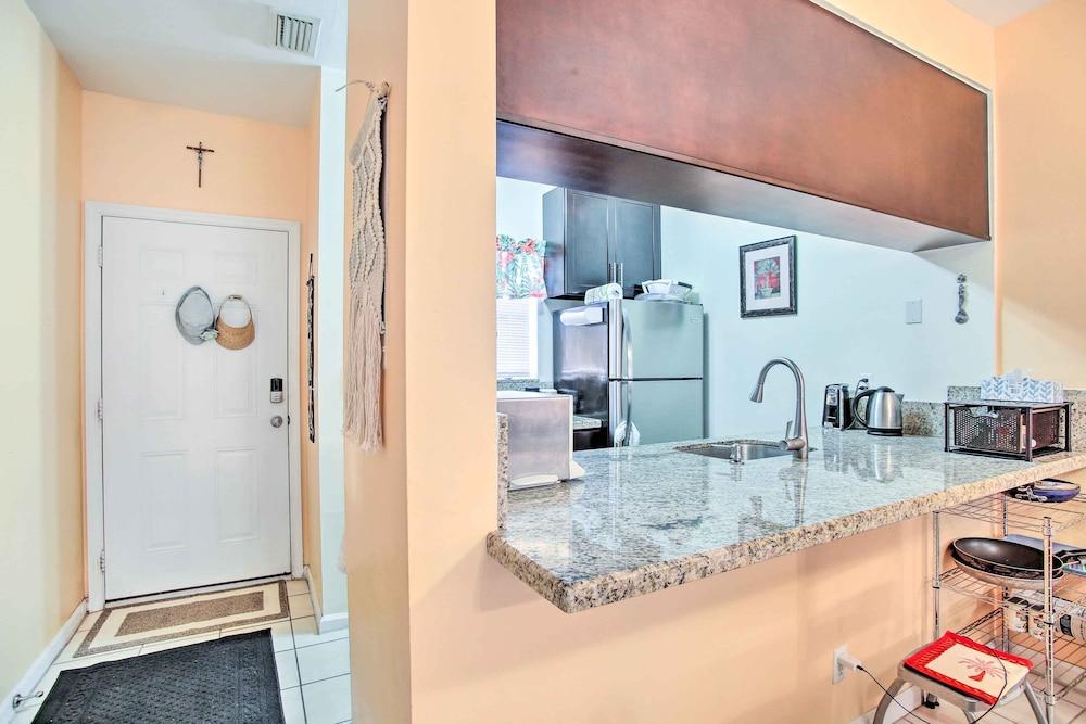 Idyllic Apt w/ Pool Access - Walk to Beach!