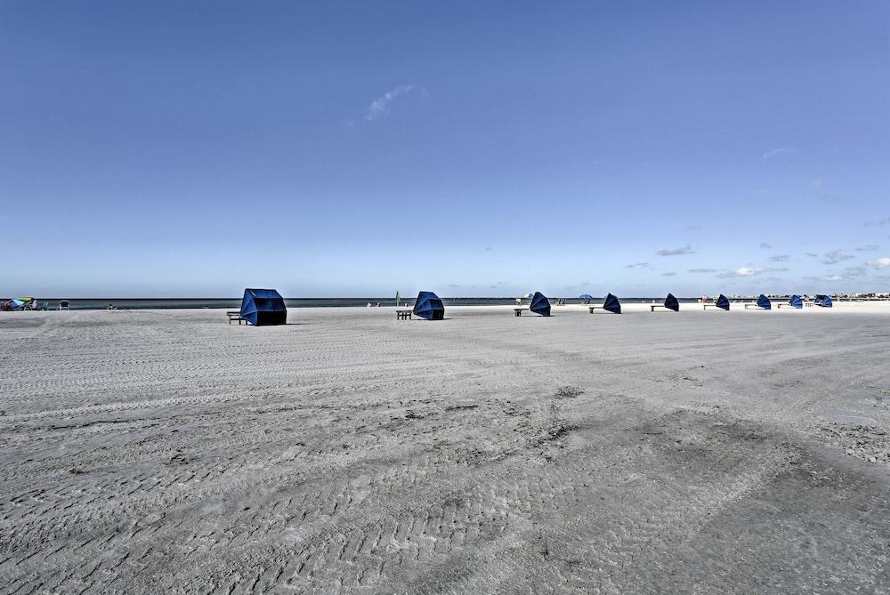 Modern Fort Myers Beach Retreat w/ Pool Access!