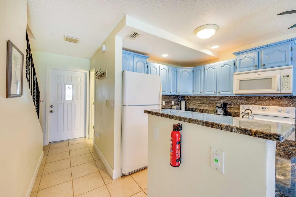 Oceanfront Ormond Beach Condo: Patio, Pool Access!